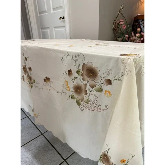 Large Floral Tablecloth Scalloped Edge 74x94 Rectangular Cottage Style - Picture 3 of 5